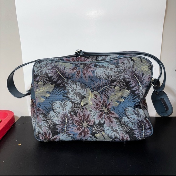 Vintage Jordache Blue Floral Overnight Bag Feet Pockets 15x10.5 - Picture 5 of 9